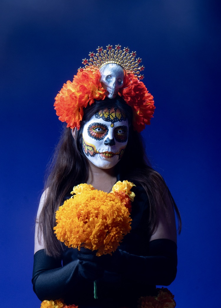 Retrato de catrina con flores de cempasúchil