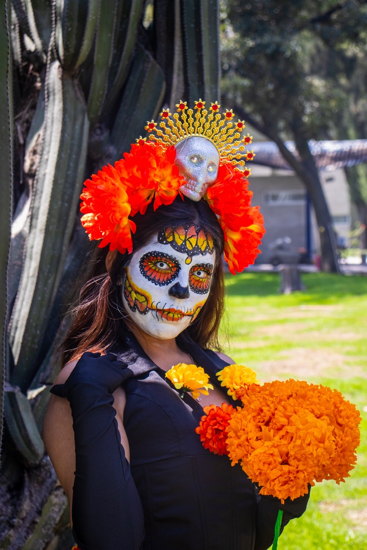Retrato vertical de catrina con flores de cempasúchil