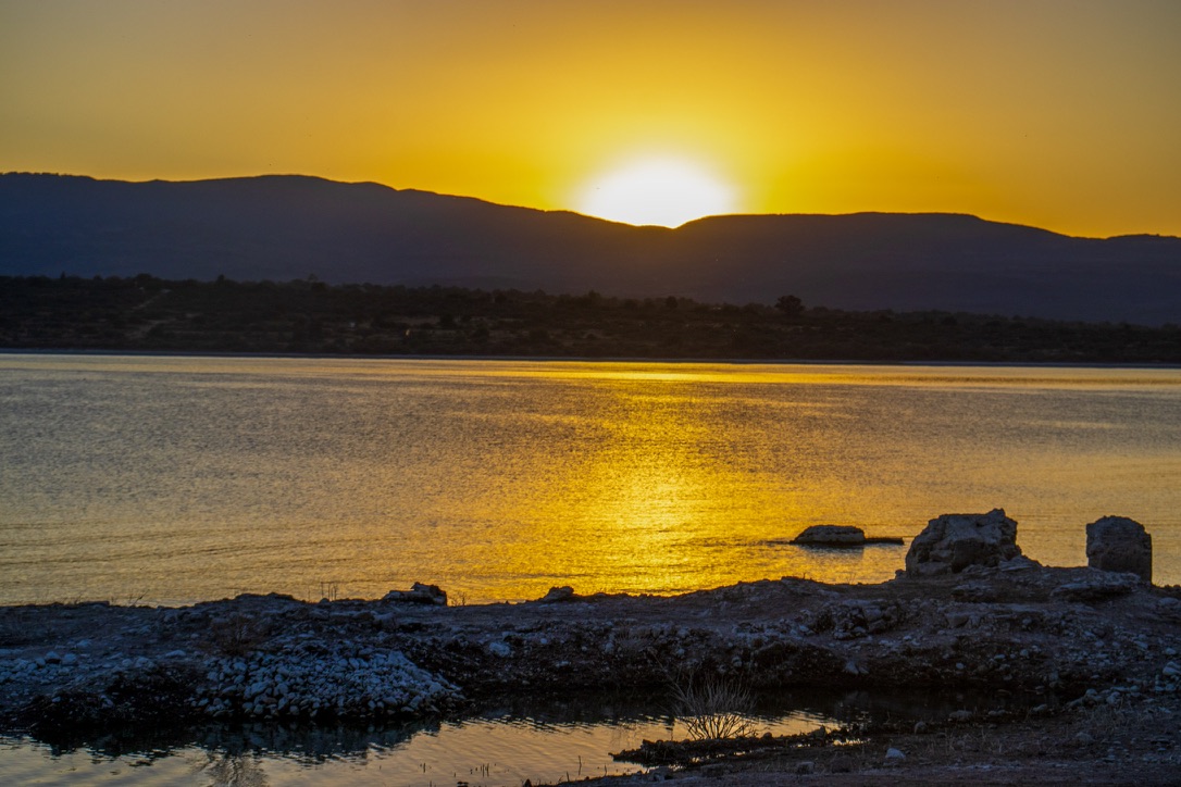 Atardecer dorado reflejado en un lago