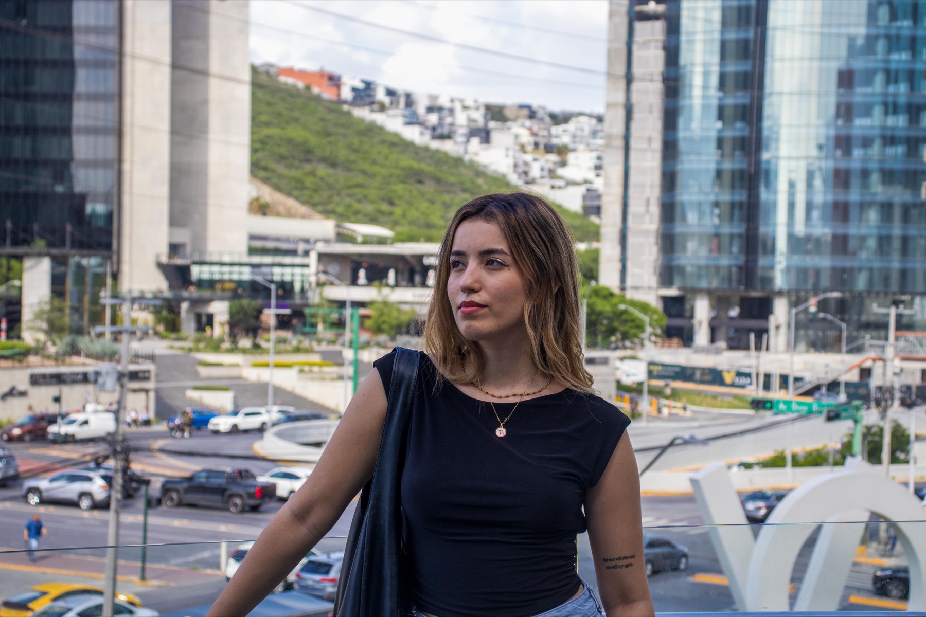 Retrato femenino en un entorno urbano contemporáneo