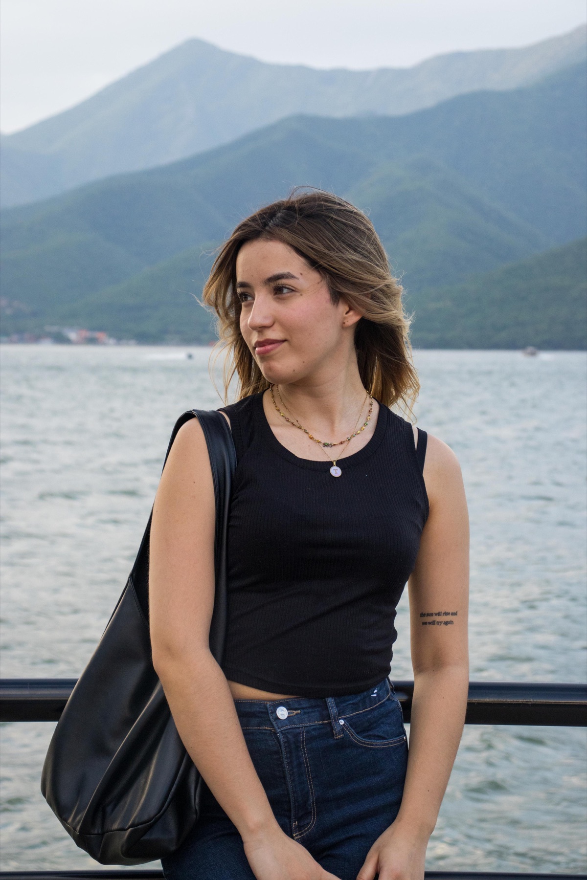 Retrato femenino frente a un lago y montañas