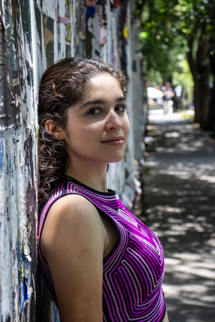 Retrato femenino en un entorno urbano