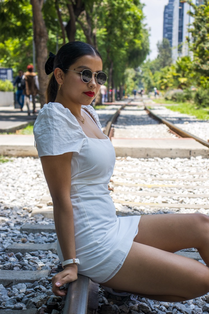 Retrato femenino en vías urbanas